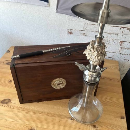 Rauch-Hookah mit Glasbasis, Metallaufsatz und Zubehör auf Holztablett.