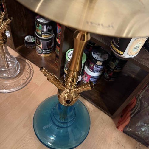 Dekorativer Shisha-Tabakpfeife mit goldener Basis und silbernem Kopf.