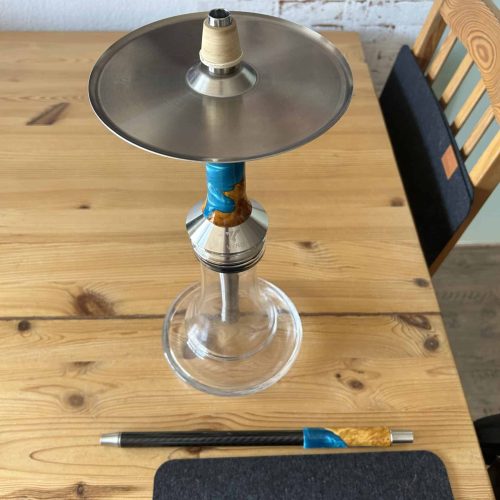 Shisha mit Glas, Metall und Holz, auf Holztisch.