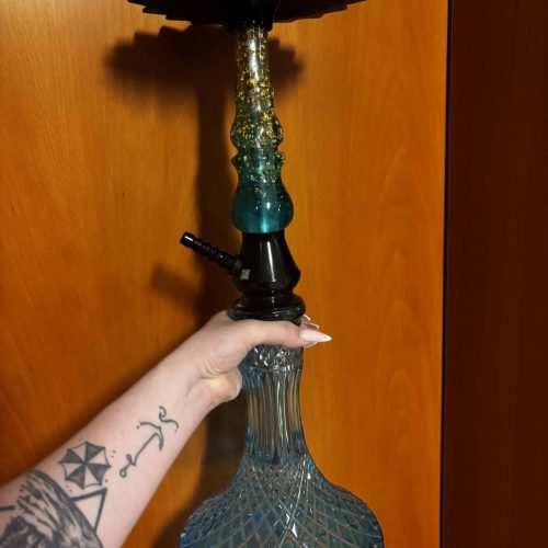 Bunte Shisha mit Glasbowl und Silikonschlauch.