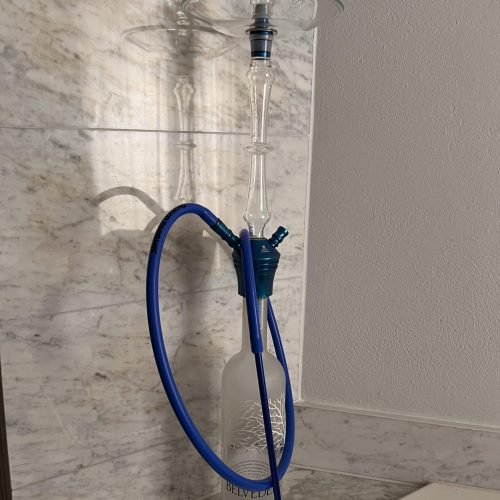 Shisha Raucherset mit Glasbowl, Schlauch und Kohlezange.