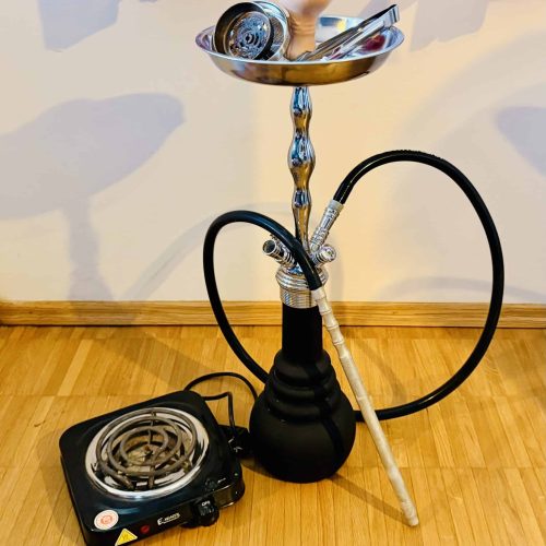 Hookah mit Zubehör, Heizplatte und Tabak auf Holzfußboden.