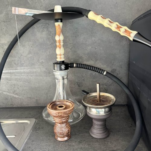 Dekorative Shisha mit Glasbowl und Silikonschlauch.