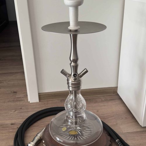 Rauchsäule mit Wasserpfeife, Schlauch und Kopf für Shisha-Genuss. Perfekt für den Gebrauch zu Hause.