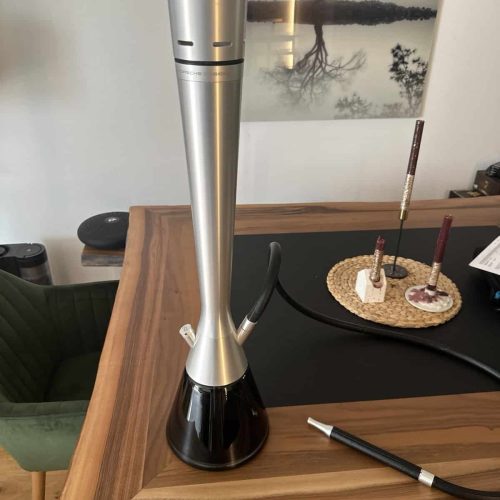 Moderne elektrische Shisha auf Holztisch.