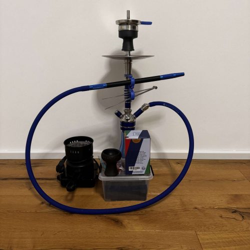 Rauchsäule mit blauer Silikonschlauch und Zubehör, ideal für Shisha-Genuss.
