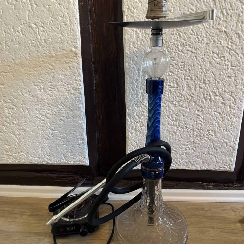Moderne Shisha mit Glas- und Metallteilen, Zubehör inklusive Schlauch.
