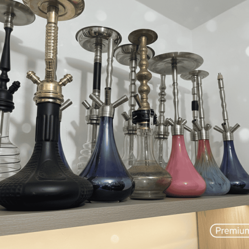 Verschiedene Shisha-Köpfe und -Schläuche auf einem Regal.