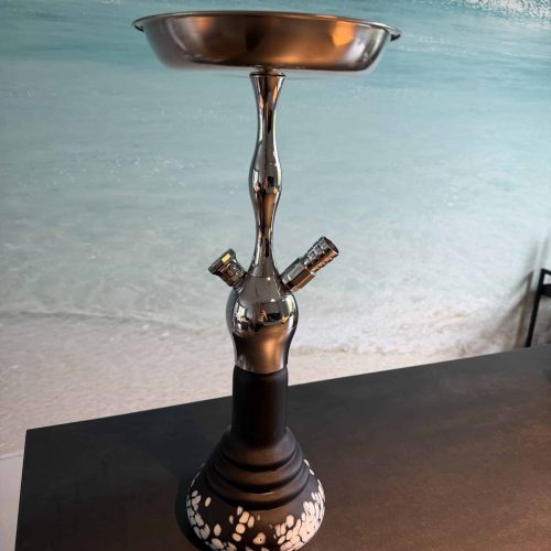 Edelstahl-Shisha-Tabak mit breiter Schale auf Tisch.