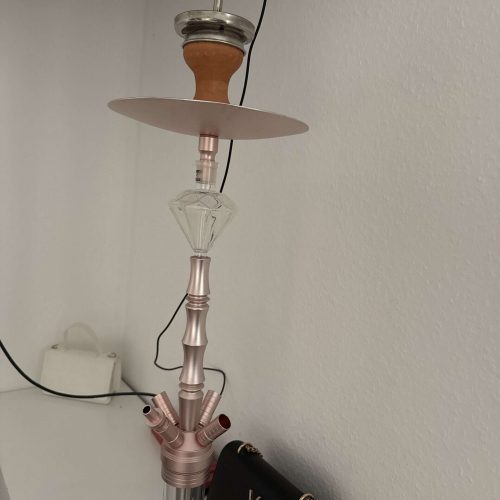 Shisha mit Kupferschüssel und Glasbasis, ideal für Raucher und Sammler.