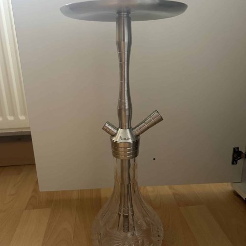 Rauchsaul mit Glasbasis und Metallaufsatz, ideal für Shisha-Genuss.