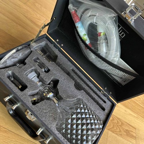 Komplettes Shisha-Set in schwarzem Koffer mit Zubehör.