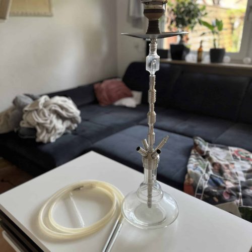 Alte Shisha auf Tisch mit Zubehör, ideal für Raucher, gebrauchte Shisha zu verkaufen.