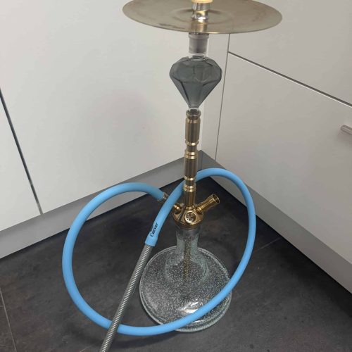 Rauchsäule mit Shisha, Schlauch und Tabak, ideal für Raucher und Shisha-Liebhaber.