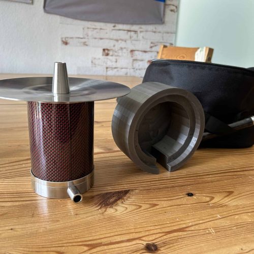 Shisha Rauchsäule mit Zubehör auf Holztablett.