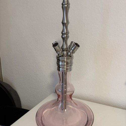 Pinkfarbene Glasbowl mit Metallaufsatz für Shisha.