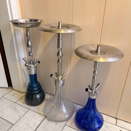 Drei Shisha-Halter mit unterschiedlichen Glasbowl-Designs.