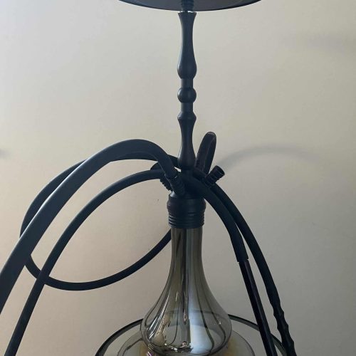 Rauch-Hookah mit Glasbasis, Schläuchen und Ablage, ideal für Shisha-Liebhaber.