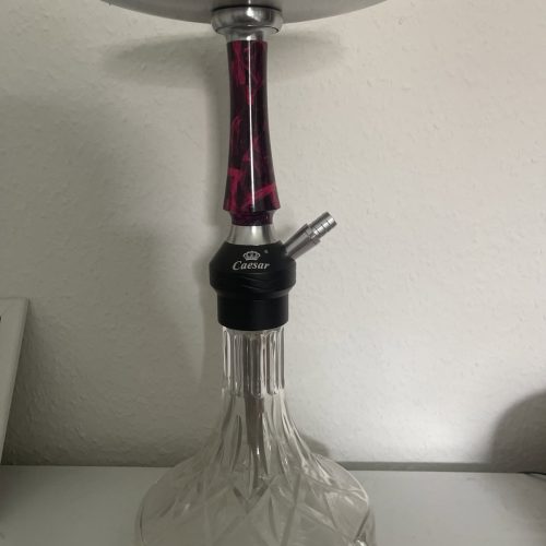 Dekorative Shisha mit Glasbowl und Kopfstück, ideal für Raucher und Sammler.