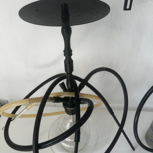 Rauch-Hookah mit schwarzer Metallbasis und Schlauch, ideal für Shisha-Liebhaber.