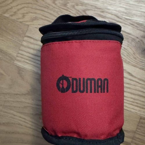 Rote Duman Tabakentasche mit schwarzem Reißverschluss.