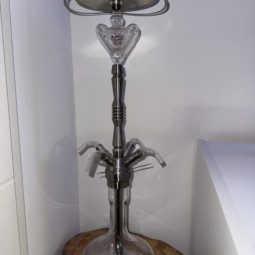 Stilvolle Shisha mit Glasbowl und Metallrohr.