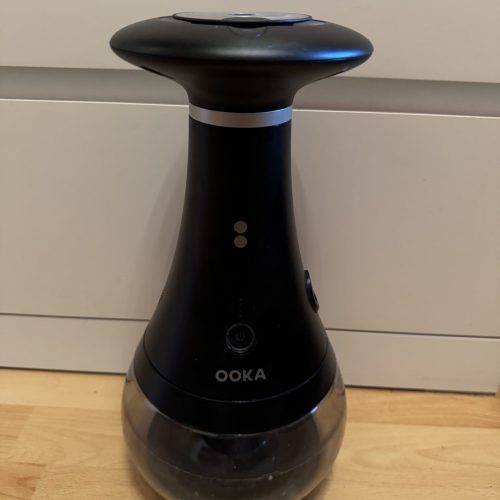 Elektrischer Shisha-Zubehörreiniger auf Holzoberfläche.