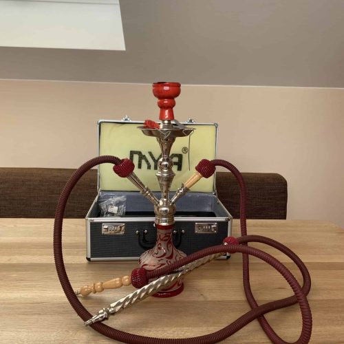 Raucherset mit roter Rauchsäule, Schlauch und Transportkoffer, ideal für Shisha-Liebhaber.