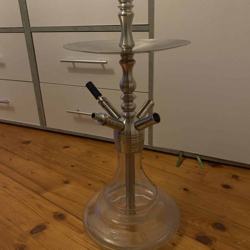 Moderne Wasserpfeife mit Glasbasis und Metallteilen, ideal für Raucher.