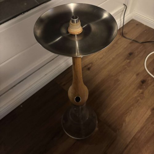 Rauchsäule aus Edelstahl mit Holzsockel für Shisha, ideal für Wasserpfeifen.