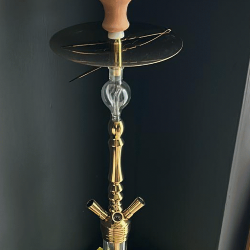 Rauch-Hookah mit goldener Basis und Glasaufsatz, stilvoller Wasserpfeife für Shisha-Liebhaber.