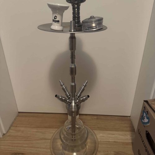 Shisha mit Glasbowl und Zubehör auf einem Standfuß.