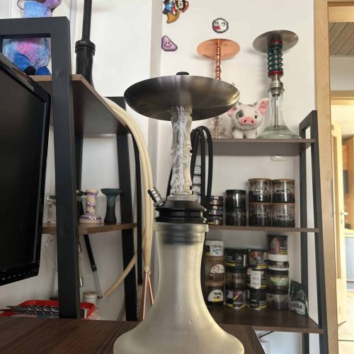 Dekorative Shisha-Rauchsäule mit elegantem Design, ideal für Shisha-Liebhaber.