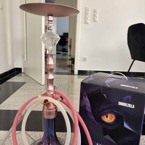 Bunte Wasserpfeife mit Glas-Design, inklusive Schläuchen und Zubehör, ideal für Shisha-Liebhaber.