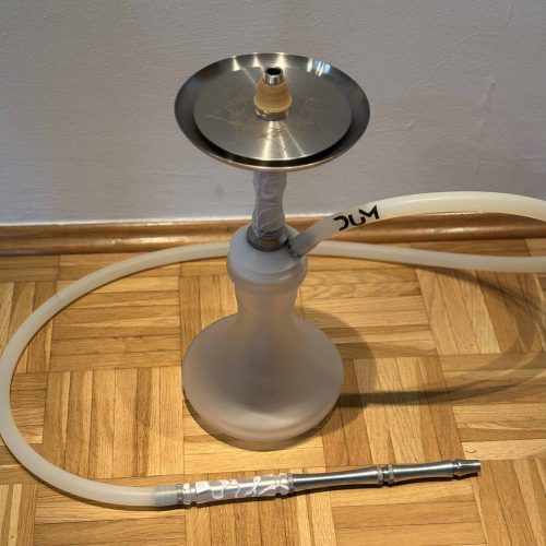 Rauchsäule mit Metallkopf und Schlauch für Shisha, auf Holzboden stehend.