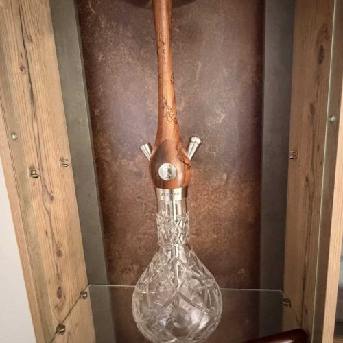 Klare, kunstvoll geschliffene Glasbowl für Shisha mit Holzaufsatz.