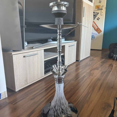 Rauchende Shisha auf einer eleganten Rauchsäule im Wohnzimmer, ideal für Shisha-Liebhaber.