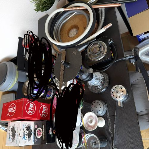 Verschiedene Shisha-Accessoires, Glasbowl, Schläuche, Kohle, Zangen, Dichtungen.