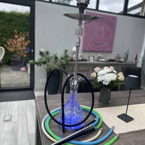 Moderne Shisha mit bunten Schläuchen und Glasbasis.