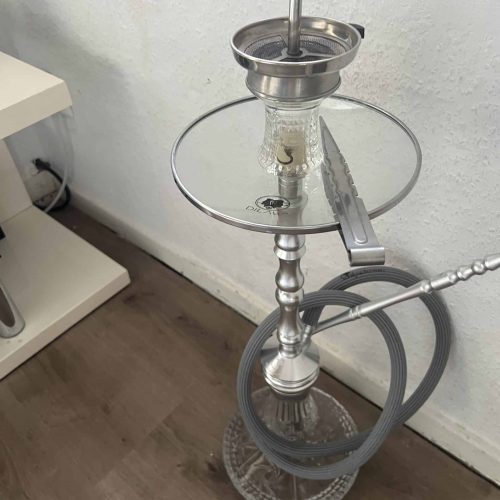 Shisha mit Edelstahl-Bowl, Schlauch und Tabakhalter, ideal für gemütliche Rauchabende.