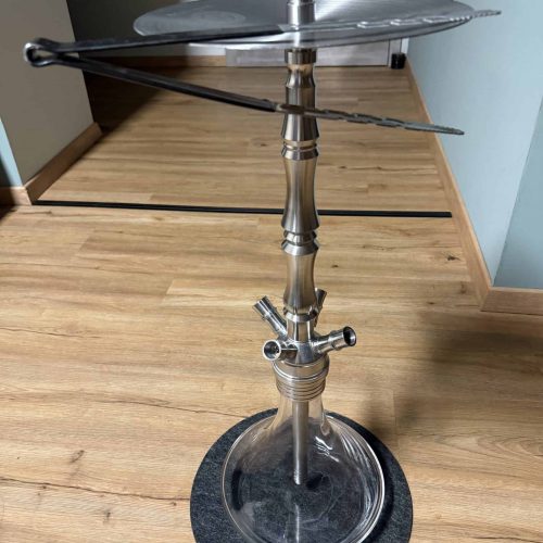 Edelstahl-Shisha mit Ablage und Schlauch, auf Holzboden.