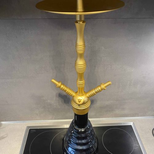 Wasserpfeife mit goldener Ablage auf schwarzem Glas, ideal für Shisha-Liebhaber.