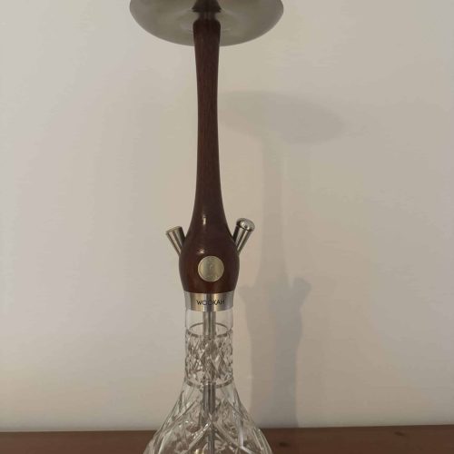Elegante Shisha mit Glasbowl und Holzstiel, ideal für Raucherlebnisse.