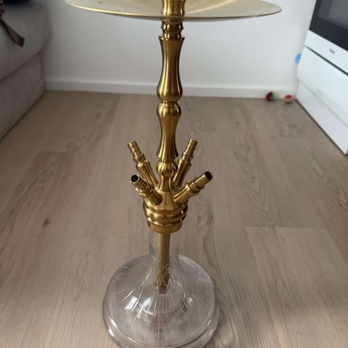 Aluminium-Hookah mit goldener Oberfläche und Glasunterbau, ideal für Shisha-Liebhaber.