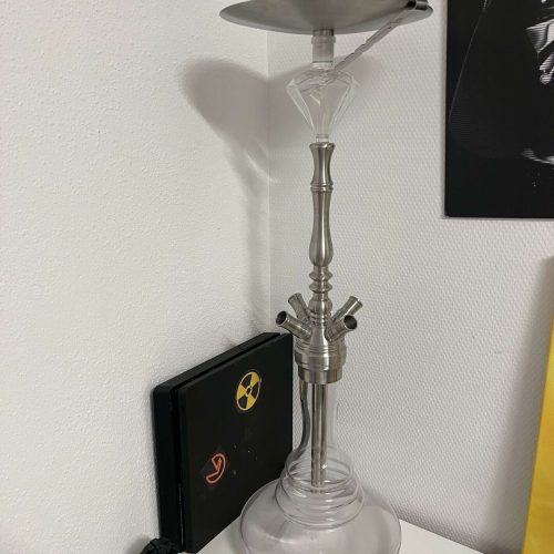 Dekorative Shisha mit Metalldach und Glasbasis.