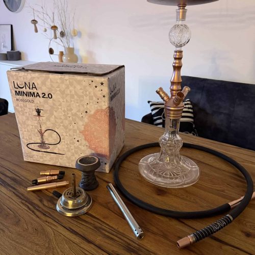 Vollständiges Shisha-Set mit Glasbowl, Schlauch und Zubehör.