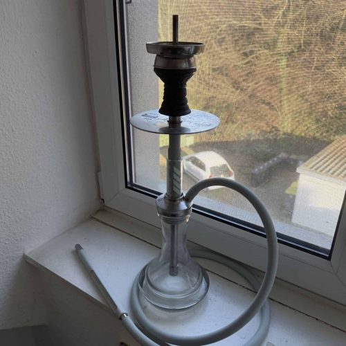 Glas-Shisha auf Fensterbank mit Blick nach draußen.