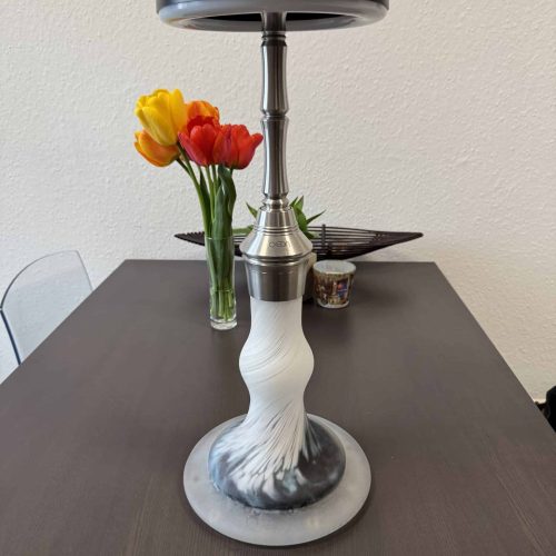 Dekorativer Blumenständer im Shisha-Design mit bunten Tulpen.