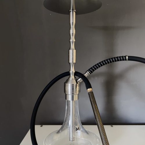 Rauch-Hookah mit Metall- und Glasbasis, ideal für Shisha-Liebhaber.