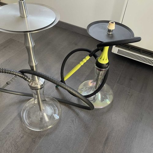 Shisha mit zwei Tischen und Zubehör in einem Raum.